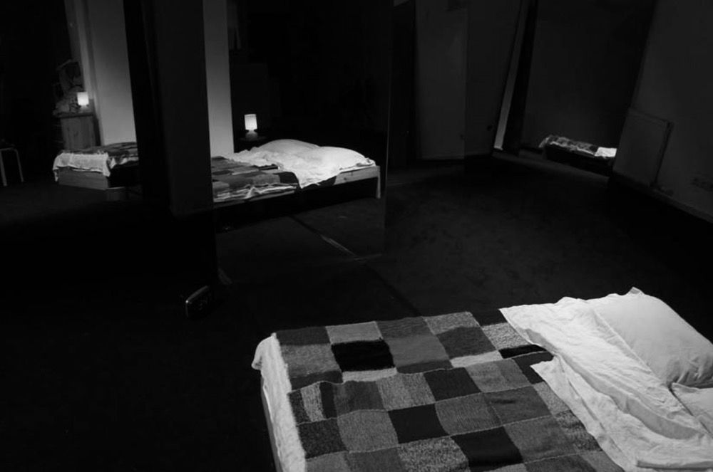 *Im Gang Ein Bett,* 2015